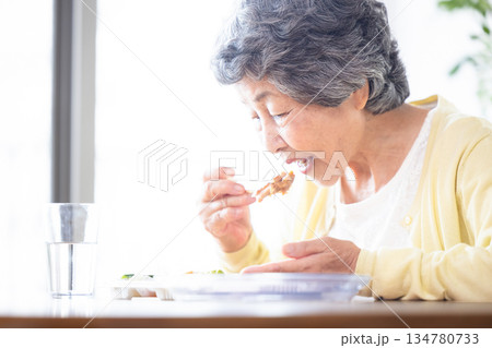 食事をするシニア女性 食事をするシニア女性 134780733