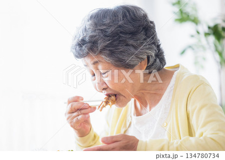 食事をするシニア女性 134780734