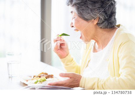 食事をするシニア女性 食事をするシニア女性 134780738