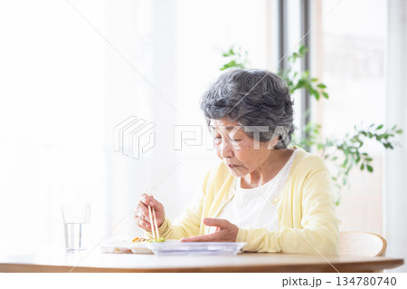 食事をするシニア女性 食事をするシニア女性 134780740