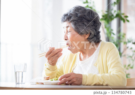 食事をするシニア女性 食事をするシニア女性 134780743