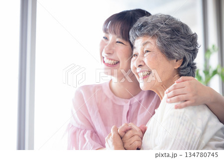 おばあちゃんと孫 134780745