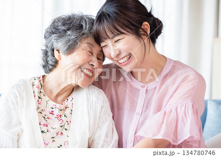 仲良しのおばあちゃんと孫 134780746