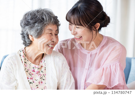 仲良しのおばあちゃんと孫 仲良しのおばあちゃんと孫 134780747