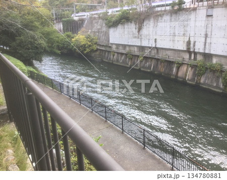 東京お茶の水周辺の風景　川のある風景 134780881