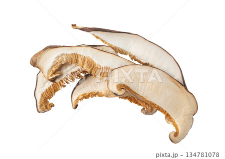 透明背景（png）に干し椎茸（どんこ）のスライス 134781078