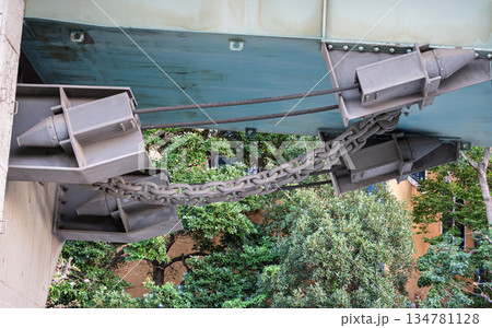 大阪・常吉大橋の巨大なチェーン式落橋防止装置と変位制限構造、港湾インフラの地震対策 134781128