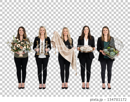 一群策劃師齊聚一堂，展示精美的裝飾品。 134781172