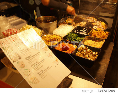 パッタイ屋台の食材 134781209