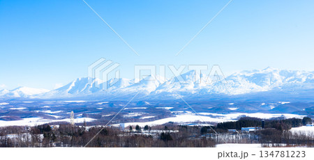北海道上富良野町ジェットコースターの路付近から見た冬の風景 北海道上富良野町ジェットコースターの路付近から見た冬の風景 134781223