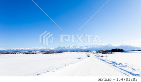 冬の北海道美瑛町周辺から見た十勝岳連峰と冬道のイメージ風景 冬の北海道美瑛町周辺から見た十勝岳連峰と冬道のイメージ風景 134781285