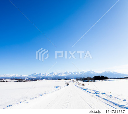 冬の北海道美瑛町周辺から見た十勝岳連峰と冬道のイメージ風景 冬の北海道美瑛町周辺から見た十勝岳連峰と冬道のイメージ風景 134781287
