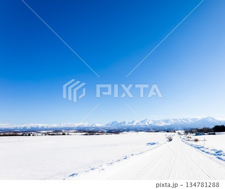 冬の北海道美瑛町周辺から見た十勝岳連峰と冬道のイメージ風景 134781288