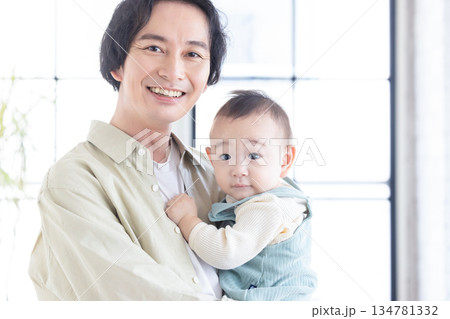 赤ちゃんと父親 赤ちゃんと父親 134781332