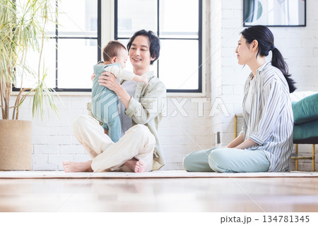 子育て　家族 134781345