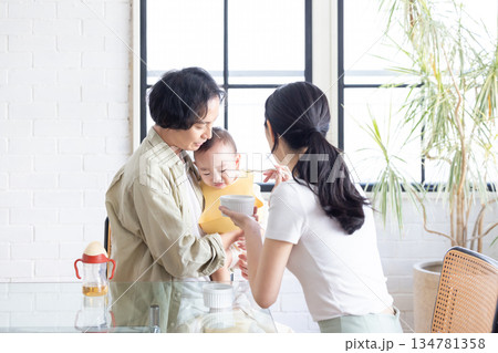 離乳食を食べるあかちゃん 134781358