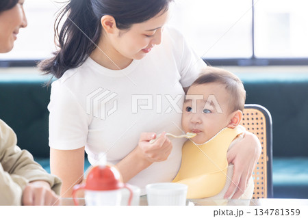 離乳食を食べるあかちゃん 134781359