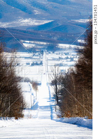 冬の北海道上富良野町にあるパノラマロード江花から見た風景 134781451