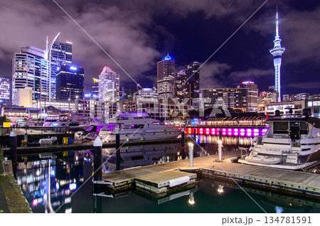 ニュージーランドの最大都市オークランドの美しい夜景風景 ニュージーランドの最大都市オークランドの美しい夜景風景 134781591