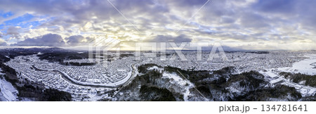 雪の朝の秋田市 134781641