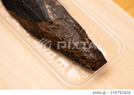 パッケージに入った藁焼き鰹のイメージ 134782826