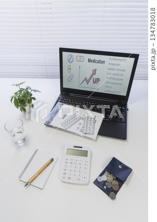 物価高による薬の値上がりと家計への負担イメージ 134783018