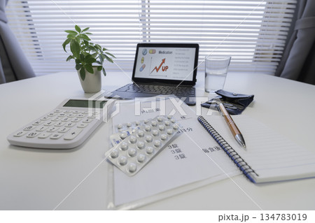 物価高による薬の値上がりと家計への負担イメージ 物価高による薬の値上がりと家計への負担イメージ 134783019