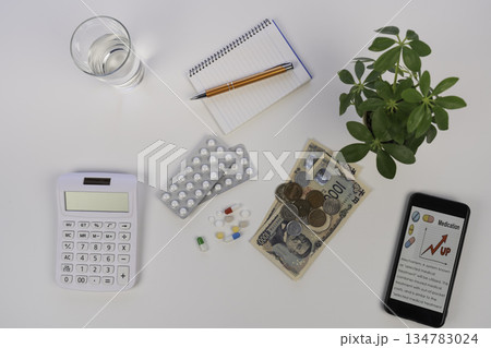 物価高による薬の値上がりと家計への負担イメージ 134783024