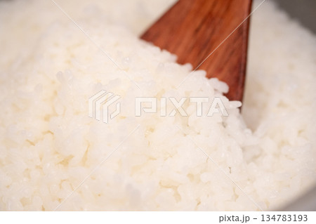 炊きたての粒が立っているご飯のイメージ 134783193