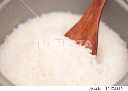 炊きたての粒が立っているご飯のイメージ 134783194