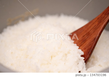 炊きたての粒が立っているご飯のイメージ 134783196