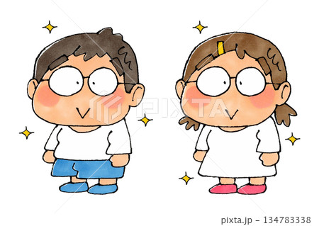 メガネをかけた男の子と女の子 134783338