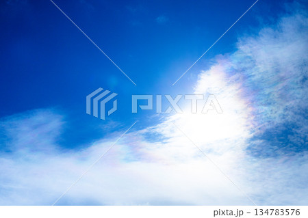 青空と彩雲のシンプルな風景 青空と彩雲のシンプルな風景 134783576