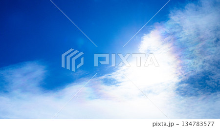 青空と彩雲のシンプルな風景 青空と彩雲のシンプルな風景 134783577