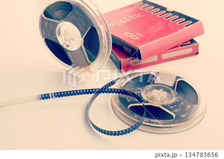 レトロな昭和の時代の8ミリフィルム レトロな昭和の時代の8ミリフィルム 134783656