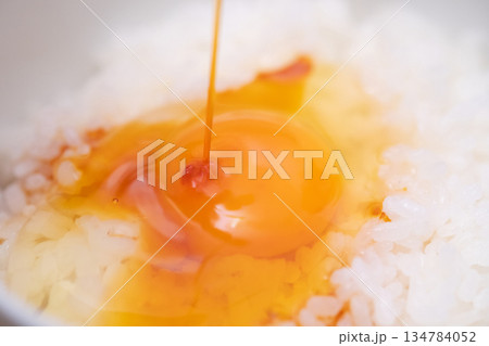 新鮮な卵かけご飯にお醤油をかけたところのイメージ 134784052