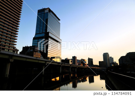 夜明けの大阪市中之島・北新地のビル群 134784091