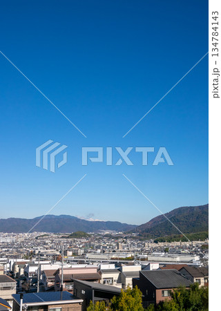 宇治市御蔵山から臨む山科方面の空の秋の風景 134784143