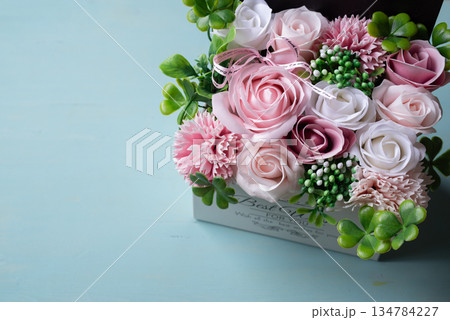 ピンク色の薔薇の造花 ピンク色の薔薇の造花 134784227