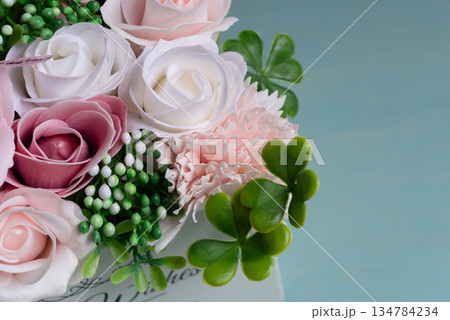 ピンク色の薔薇の造花 134784234