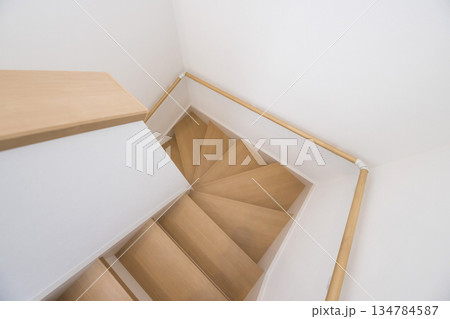 新築戸建ての階段 134784587