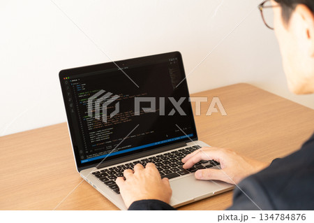 プログラミングする男性 プログラミングする男性 134784876