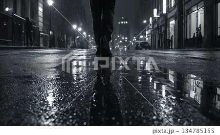 夜の雨に濡れた街路を歩く人物をのローアングルショット 134785155