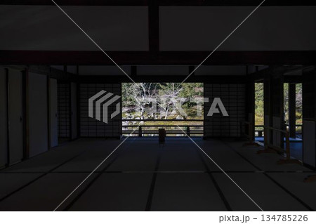 大本山天龍寺（冬季朝）堂内より曹源池庭園を望む 134785226