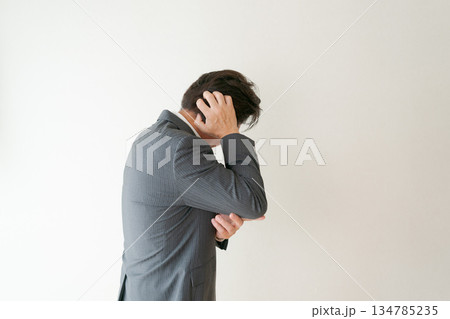 悩む中年のビジネスマン 134785235