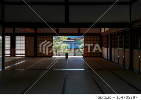 大本山天龍寺（冬季朝）堂内より曹源池庭園を望む 134785297