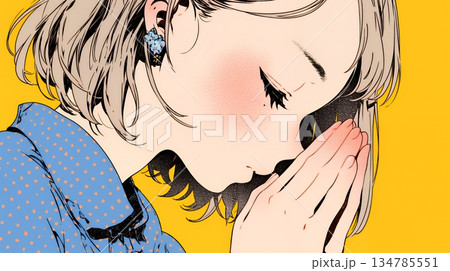 手を合わせてお祈りをしている若い女性 134785551