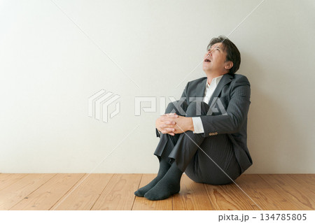 悩む中年のビジネスマン 134785805