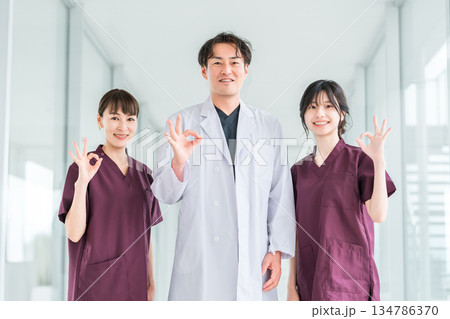 スクラブ姿の医療従事者,医療スタッフ,看護師の女性と白衣姿の男性医師 スクラブ姿の医療従事者,医療スタッフ,看護師の女性と白衣姿の男性医師 134786370