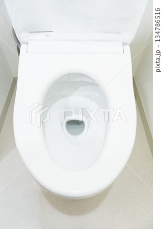 トイレのリフォーム後の写真画像 俯瞰 便座 古いマンション室内 狭い トイレのリフォーム後の写真画像 俯瞰 便座 古いマンション室内 狭い 134786516